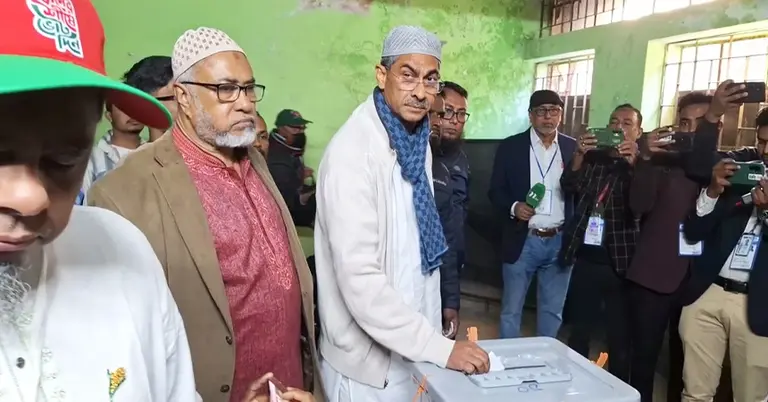 ভোট দিচ্ছেন শহীদ উদ্দিন চৌধুরী এ্যানি